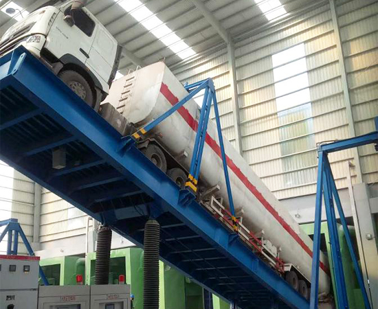 快速液压汽车卸车机快速液压汽车卸车机是一种通过液压